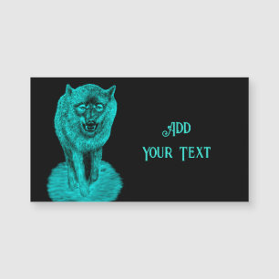 Lobo negro enojado en la noche