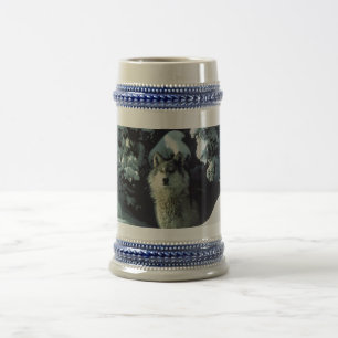 Lobo que sale de la taza de maderas