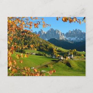 Localidad de los Dolomitas en la postal de otoño
