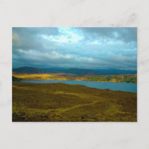 Loch Kishorn en la tarjeta postal del sol de la no
