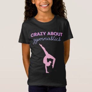 Loco por la gimnasia con camiseta rosa y blanca