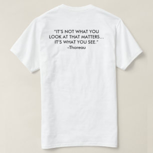 Logo de Cape May Stage ART y cita camiseta en blan