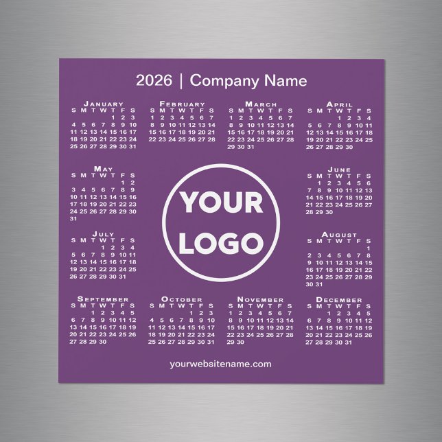 Logo de la moderna compañía del calendario 2026 en (Modern 2026 Calendar Company Logo on Purple Magnet, in situ)