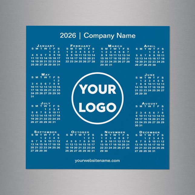 Logo de la moderna compañía del calendario 2026 en (Modern 2026 Calendar Company Logo on Blue Magnet, in situ)