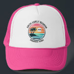 Logo de la Reunión Familiar | Gorra de béisbol<br><div class="desc">Un personalizado divertido camionero para conmemorar sus vacaciones tropicales,  la reunión familiar,  la fiesta de soltero o soltera,  etc. Ofrece una animada escena playera con palmeras. Una manera perfecta de conmemorar ese increíble viaje o fiesta. viaje/evento/nombre de la familia,  ubicación y año del personalizar.</div>