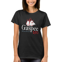 Logo rústico DAR Gaspee250 en camiseta negra