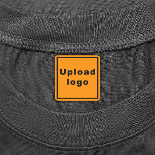 Logotipo comercial en etiqueta de hierro en cuadra