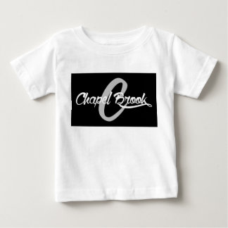 logotipo de brook de capilla negra en camisa de su