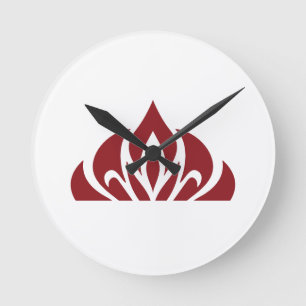 logotipo de llama roja en reloj de pared
