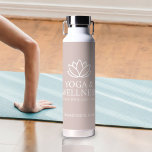 Logotipo de Yoga Studio Promoción de botellas de a<br><div class="desc">¡Crea tu propia botella de agua de yoga! Una gran idea promocional para su negocio. Vender a sus clientes,  recompensar a sus empleados,  regalar a sus clientes fieles.</div>