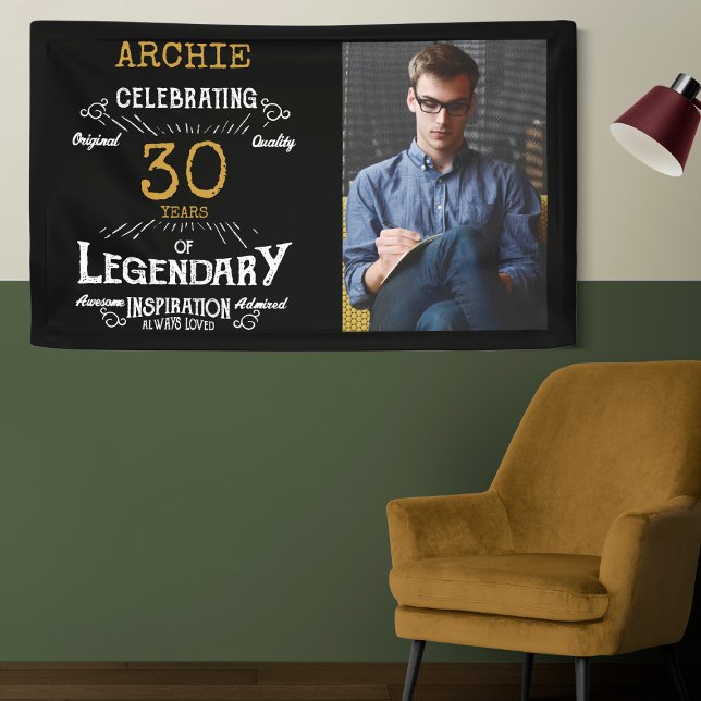 Lona 30.ª legendaria plantilla fotográfica de cumpleaño (Custom 30th birthday wall with name and photo on a two tone green wall.)