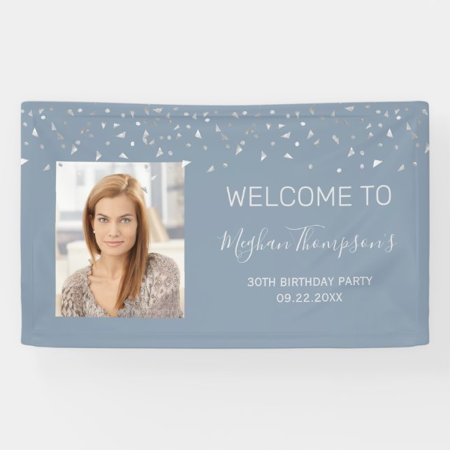 Lona 30.º cumpleaños Dusty Blue Silver Confetti Bienven (Horizontal)