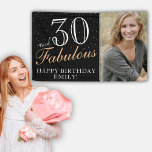 Lona 30 y Fabulous Elegant Black 30th Birthday Photo<br><div class="desc">30 y Fabulous Elegant Black 30th Birthday Fiesta Photo Banner. Gran señal para el fiesta de 30 años con una foto personalizado y inspirador 30 y un dicho fabuloso. El fondo es negro y el texto es blanco y dorado. Personaliza el cartel con tu foto, tu nombre y la edad,...</div>