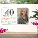 Lona 40 y Fabulous Elegant 40th Birthday Photo<br><div class="desc">40 y Fabulous Modern White and Black 40th Birthday Photo Banner. Gran señal para el fiesta de 40 años con una foto personalizado, inspiradora y graciosa cita 40 y fabulosa y texto en escritura a moda con un nombre. El fondo es blanco y el texto en color negro y dorado....</div>