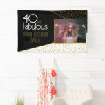 Lona 40 y Fabulous Gold Purpurina Photo 40th Birthday<br><div class="desc">40 y fabuloso Purpurina de oro negro foto 40 placas de papel de cumpleaños. Diseño moderno con tipografía de moda y puntos purpurinas de oro falsos en blanco y negro. Haz tu propio fiesta de cumpleaños número 40 para ella.</div>