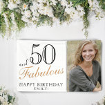 Lona 50 y Fabulous Elegant 50th Birthday Photo<br><div class="desc">50 y Fabulous Modern White and Black 50th Birthday Photo Banner. Gran señal para la fiesta de cumpleaños 50 con una foto personalizado, inspiradora y graciosa cita 50 y fabulosa y texto en escritura a moda con un nombre. El fondo es blanco y el texto en color negro y dorado....</div>