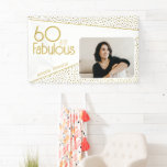 Lona 60 y Fabulous Gold Purpurina Photo 60th Birthday<br><div class="desc">60 y Fabulous Gold Purpurina Photo 60th Birthday Party Banner. Moderno telón de fondo de cumpleaños con tipografía de moda y falsos puntos purpurinas de oro. El diseño tiene una foto y un nombre personalizado. Haz un banner personalizado para su fiesta de cumpleaños número 60.</div>