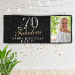 Lona 70 y Fabulous Elegant Black 70th Birthday Photo<br><div class="desc">70 y Fabulous Elegant Black 70th Birthday Photo Banner. Gran señal para la fiesta de cumpleaños 70 con una foto personalizado, inspiradora y graciosa cita 70 y fabulosa. Personaliza el cartel con tu foto, tu nombre y la edad, y haz tu propio banner de fiesta de cumpleaños. Es genial para...</div>