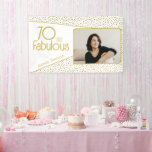 Lona 70 y Fabulous Gold Purpurina Photo 70th Birthday<br><div class="desc">70 y Fabulous Gold Purpurina Photo 70th Birthday Party Banner. Moderno telón de fondo de cumpleaños con tipografía de moda y falsos puntos purpurinas de oro. El diseño tiene una foto y un nombre personalizado. Haz un banner personalizado de la fiesta de cumpleaños número 70 para ella.</div>