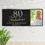 Lona 80 y Fabulous Elegant Black 80th Birthday Photo<br><div class="desc">80 y Fabulous Elegant Black 80th Birthday Photo Banner. Gran señal para la fiesta de cumpleaños 80 con una foto personalizado, inspiradora y graciosa cita 80 y fabulosa. El fondo es negro y el texto es blanco y dorado. Personaliza el cartel con tu foto, tu nombre y la edad, y...</div>