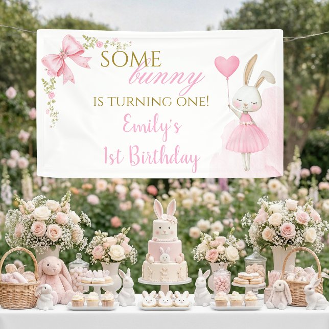 Lona Algun Conejo Cumpleaños Número 1 Niña Lazo Rosa (Some Bunny is Turning One Birthday Banner. Custom pink floral bunny bunting for party decor.)