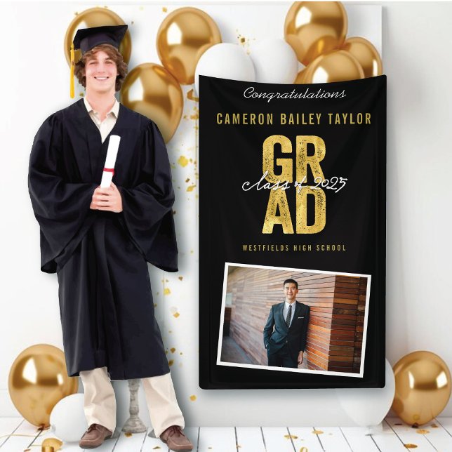 Lona Audaz Clase GRAD Del Partido De Graduación De Foto (Class Of 2025 Modern Bold Golden GRAD Photo Graduation Party Banner @ www.zazzle.com/color_therapy)