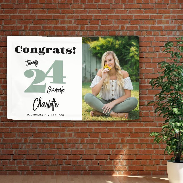 Lona Audaz Foto De Graduado De Sage Green Congrats 2024 (Subido por el creador)