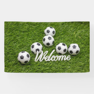 Lona Balón de fútbol con signo de bienvenida sobre césp