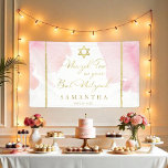 Lona Banner de la acuarela de Bat Mitzvah Abstract colo<br><div class="desc">La "Bandera de color de agua de Bat Mitzvah Abstract Pink Gilded" es una bella y elegante bandera perfecta para una celebración de Bat Mitzvah. Este banner presenta un diseño de acuarela abstracta en tonos suaves rosados con acentos dorados, añadiendo un toque de sofisticación y alegría al evento. Está diseñado...</div>