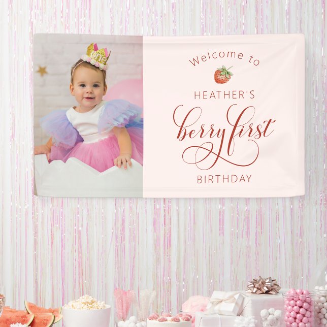 Lona Banner de primer cumpleaños de Berry rosa (Pink Berry First Birthday Welcome Banner by Painted Paperie
)