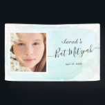 Lona Banner de Watercolor Blue x Gold Photo Bat Mitzvah<br><div class="desc">Esta moda y elegante pancarta de fotos presenta un fondo blanco con pinceladas azul turquesa en las manchas acuáticas y en las doradas falsas. Personalízalo para tus necesidades. Puedes encontrar más productos a juego en mi tienda.</div>