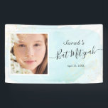 Lona Banner de Watercolor Blue x Gold Photo Bat Mitzvah<br><div class="desc">Esta moda y elegante pancarta de fotos presenta un fondo blanco con pinceladas azul turquesa en las manchas acuáticas y en las doradas falsas. Personalízalo para tus necesidades. Puedes encontrar más productos a juego en mi tienda.</div>