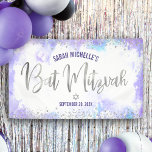 Lona Bat Mitzvah Aguada Purpura Letra con Hojas de Plat<br><div class="desc">¡Estén orgullosos, alégrense y muestren este hito de su Bat Mitzvah favorita! Cuelguen esta impresionante, moderna y elegante pancarta personalizada para agregar a su día especial. La caligrafía brillante de falso foil plateado y los puntos de brillo se superponen sobre un suave fondo de acuarela púrpura. Personalice el texto personalizado...</div>