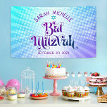 Lona Bat Mitzvah Bold Boho Retro Blue Purple Gradiente<br><div class="desc">¡Estén orgullosos, regocijaos y exhiban este hito de su Bat Mitzvah favorito! Cuelgue este boho, retro, banner personalizado para añadir a su día especial. Tipografía divertida, de moda, audaz morada y azul marino con la tipografía moderna sans serif superpone un fondo de rayos pop turquesa y morado gradiente con puntos...</div>