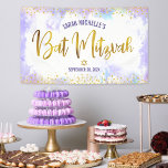 Lona Bat Mitzvah color púrpura color Relieve metalizado<br><div class="desc">¡Estén orgullosos, regocijaos y exhiban este hito de su Bat Mitzvah favorito! Cuelga este impresionante banner moderno, elegante y personalizado para añadir a su día especial. Sorprendentemente, el guión de caligrafía de Relieve metalizado falso dorado y los puntos purpurinas superponen un suave fondo de color morado. Personalice el texto del...</div>