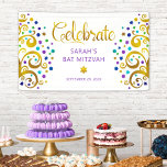 Lona Bat Mitzvah Relieve metalizado dorado púrpura árbo<br><div class="desc">¡Estén orgullosos, regocijaos y exhiban este hito de su Bat Mitzvah favorito! Cuelga este impresionante banner moderno, elegante y personalizado para añadir a su día especial. Sorprendentemente, oro, escritura falsa de caligrafía de Relieve metalizado, tipografía púrpura y dos abstractos y gráficos árboles de Relieve metalizado dorado con estrellas de David...</div>