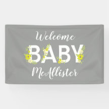 Bebé con ducha de color amarillo