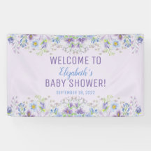 Bebé con flores moradas y azules