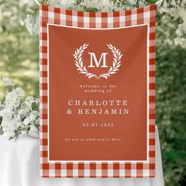 Lona Bienvenida a Boda Escudo de Red-Naranja Gingham Mo (Red-Orange Gingham Monogram Crest Wedding Welcome Banner)