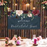 Lona Bienvenida a la ducha con baño radiante<br><div class="desc">Dos líneas de texto personalizado le permiten fácilmente personalizar este banner floral de bonito para una ducha nupcial, cumpleaños, dulce dieciséis, quinceañera u otro evento. El diseño cuenta con un borde superior de flores acuarelas de tono joya y un frondoso follaje botánico sobre un rico fondo azul marino. ¿Necesita ayuda...</div>