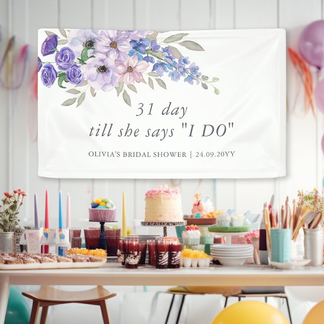 Lona Bienvenida a la ducha con flores moradas con guión (Chic Purple Flower Script Bridal Shower Welcome Banner)