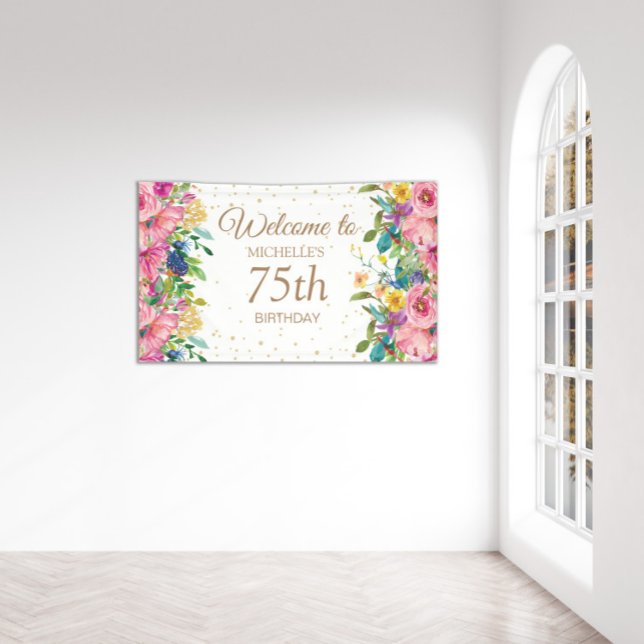 Lona Bienvenida a los 75 cumpleaños del Purpurina flora (Pink floral and gold glitter custom 75th birthday party banner for women.)