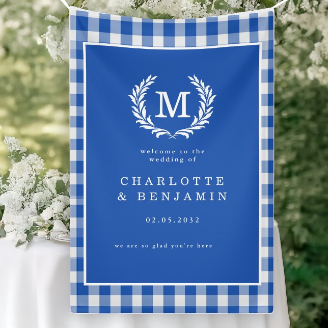 Lona Bienvenida al Boda del Monograma de Gingham Azul (Blue Gingham Monogram Crest Wedding Welcome Banner)