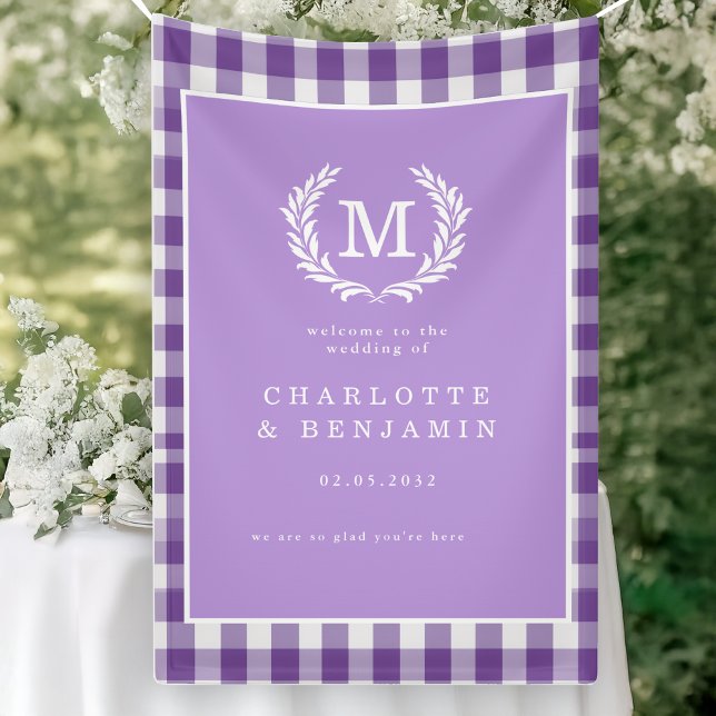 Lona Bienvenida Boda Escudo Monograma de Purple Gingham (Purple Gingham Monogram Crest Wedding Welcome Banner)