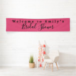 Lona Bienvenido a Name Bridal Shower Script Dark Pink<br><div class="desc">Diseño tipográfico simplista pero elegante para dar la bienvenida a sus huéspedes a su ducha de novias. Personalice fácilmente el texto, y es totalmente personalizable, de modo que también puede cambiar el texto negro y el fondo rosado oscuro a diferentes colores si lo desea, y también el estilo de letra...</div>