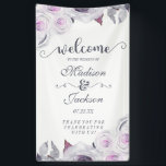 Lona Bienvenidos Bodas de guirnaldas florales grises y<br><div class="desc">Leyenda floral de lavanda y gris con cola de rizo y tiras de mano Boda de bienvenida con letra de guión de broche de moda! ~Revisa mi tienda para ver toda la suite boda para este diseño!</div>