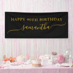 Lona Black and Gold 40th Birthday Simple Swash Name<br><div class="desc">Crea tu propio banner personalizado de cumpleaños feliz para su cumpleaños. Personalizar el sencillo estilo de escritura caligráfica manuscrita de swash moderno y el tamaño del nombre de la firma según sea necesario. Cambiar el tipo de letra y el color de la sombra. Aumentar el tamaño de letra para nombres...</div>