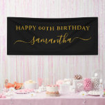 Lona Black and Gold 60th Birthday Elegant Swash Name<br><div class="desc">Crea tu propio banner personalizado de cumpleaños feliz para su cumpleaños. Personalizar el elegante estilo de escritura caligráfica manuscrita de swash moderno y el tamaño del nombre de la firma según sea necesario. Cambiar el tipo de letra y el color de la sombra. Aumentar el tamaño de letra para nombres...</div>