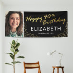 Lona Black Gold 40th Birthday Picture<br><div class="desc">Banner personalizado de la fiesta de 40 años con un elegante fondo negro que se puede cambiar a cualquier color,  una foto del chico/chica de cumpleaños,  purpurina brillante de oro,  las palabras "feliz 40 cumpleaños" en un falso guión de Relieve metalizado de oro,  su nombre y la fecha.</div>
