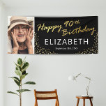 Lona Black Gold Happy 90th Birthday Photo<br><div class="desc">Banner moderno de la fiesta de cumpleaños de los noventa con un elegante fondo negro que se puede cambiar a cualquier color, una foto del niño/chica de cumpleaños, purpurina brillante de oro, las palabras "feliz cumpleaños 90" en un falso guión de Relieve metalizado de oro, su nombre y la fecha....</div>